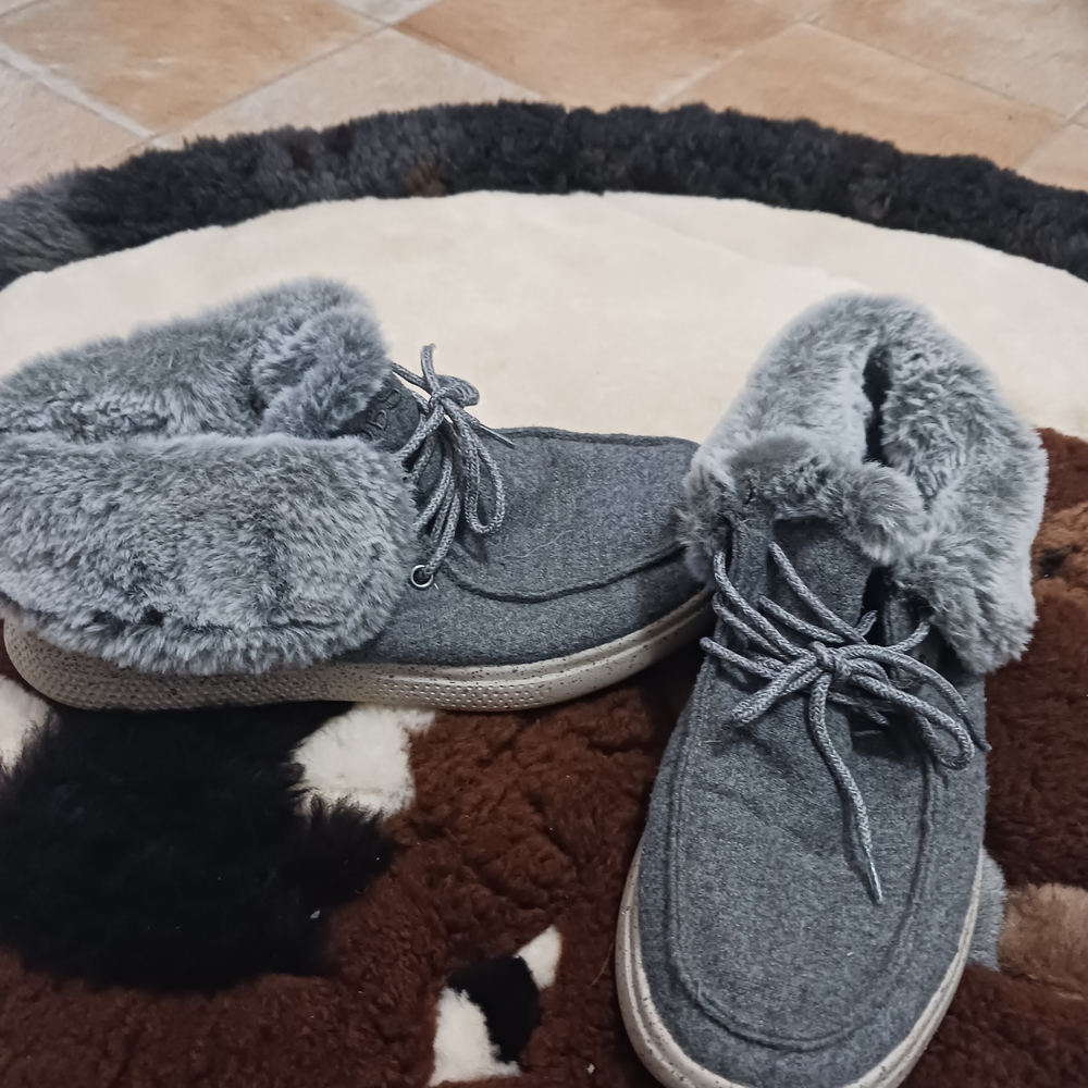Skechers Women’s Grey Faux-Fur Lined Slip-On Sneakers